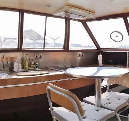 船上ホテル Le Bateau Ivre *