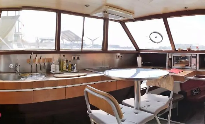 보트호텔 Le Bateau Ivre *